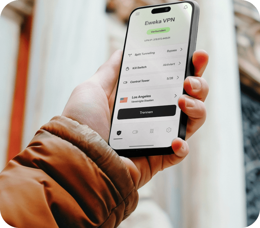 Eine Person hält ein iPhone und greift auf Ewekas sicheres VPN zu, das Split-Tunneling, Werbeblockierung und Schutz vor Online-Bedrohungen für mehr Privatsphäre und Sicherheit bietet.