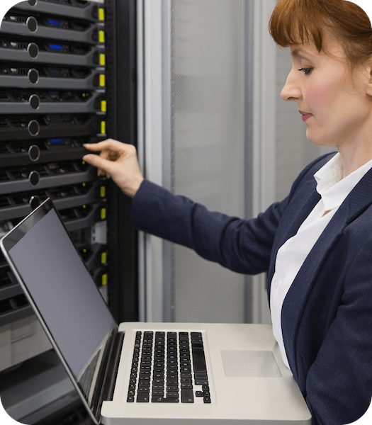 Een vrouw werkt op een laptop in een DNS-serverruimte en zorgt ervoor dat Eweka-gebruikers de beste verbindingen en de snelste laadtijden hebben.