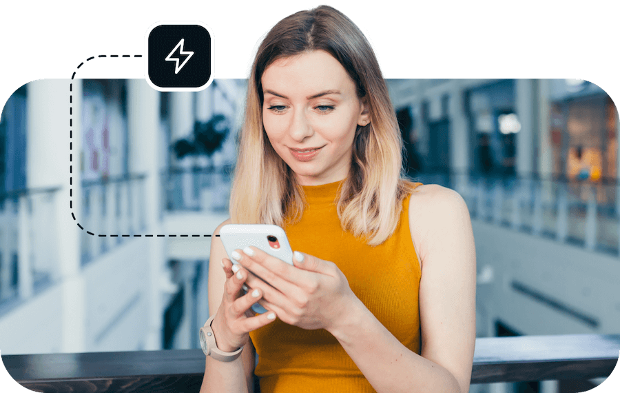 Een vrouw in een geel shirt gebruikt haar mobiele telefoon om verbinding te maken met de premium VPN van Eweka voor hogere snelheden met minder advertenties op haar apparaat.