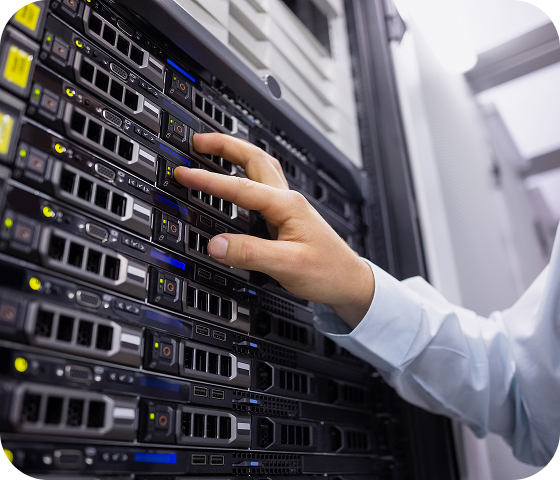 Een persoon werkt aan een set DNS-servers, wat illustreert dat Eweka betrouwbare DNS-servertoegang biedt voor maximale snelheid en beveiliging.