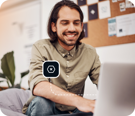 Un homme souriant utilise un ordinateur portable pour accéder à Usenet avec Eweka, en parcourant Usenet sans publicités ni distractions.