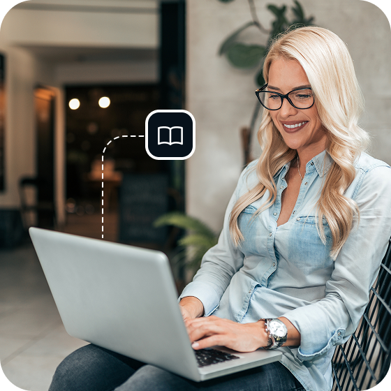 Een vrouw met een bril werkt op een laptop en lost DNS-problemen op met behulp van Eweka Internet Services.