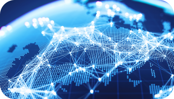 Eine Nahaufnahme einer aus blauen Punkten bestehenden Weltkugel, überlagert von einem Netzwerk aus weißen Linien mit weißen Punkten an den Knoten.