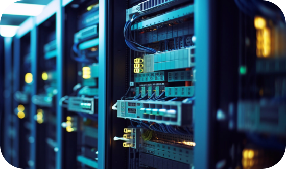 Eine Reihe von Server-Racks in einem Rechenzentrum.