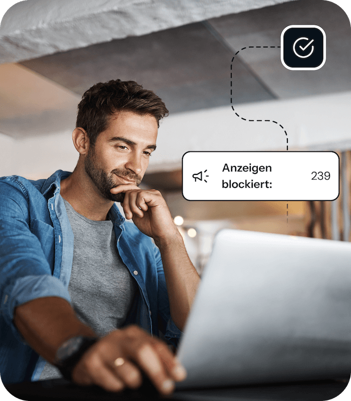 Ein Mann sitzt vor einem offenen Laptop, und eine Grafik zeigt, dass 239 Anzeigen auf seinem Gerät blockiert wurden, um zusätzlichen Schutz vor Bedrohungen wie Malware und Phishing-Angriffen zu bieten.