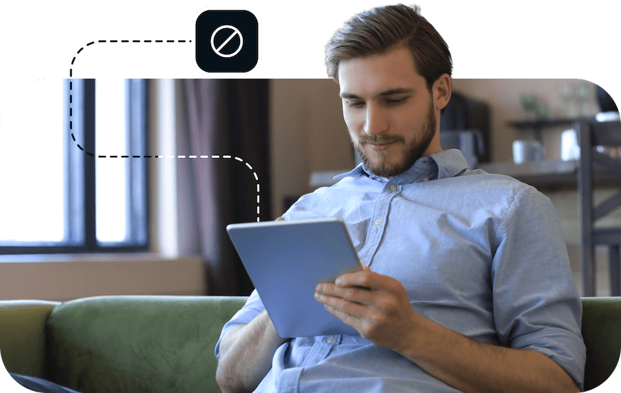 Un homme sur une tablette est connecté au bloqueur de publicités d’Eweka et bénéficie d’une protection avancée contre le suivi web intrusif.