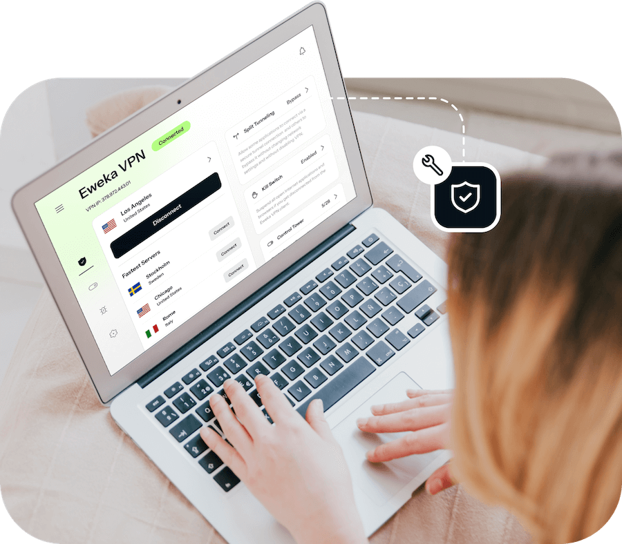 Een vrouw typt op een open laptop met Eweka VPN aan de zijkant. Hieruit blijkt dat ze verbonden is met de premium VPN voor geavanceerde beveiliging en privacy.