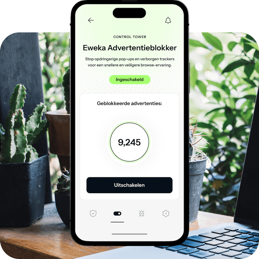 Een afbeelding van een iPhone bij een bureau waarop de Eweka Ad Blocker-tool wordt weergegeven, die op het apparaat is ingeschakeld en tot nu toe 9.245 bedreigingen heeft geblokkeerd.