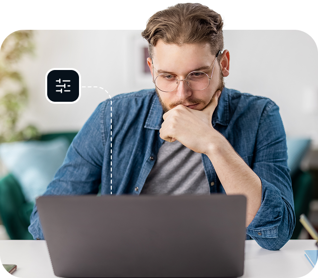 Un homme portant des lunettes travaille sur un ordinateur portable connecté à Eweka Internet Services et aux options DNS premium proposées.