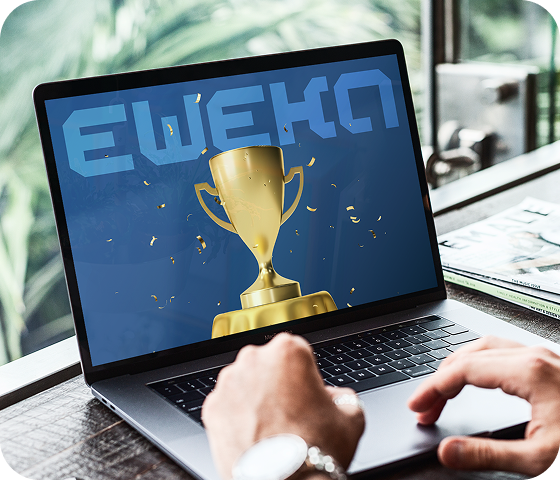 Un ordinateur portable ouvert affiche le logo Eweka et un trophée en or, montrant qu’Eweka est un service Usenet primé et leader de l’industrie qui fournit un accès rapide et facile à Usenet pour les utilisateurs du monde entier.
