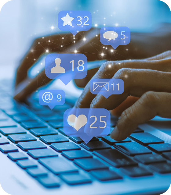 Une paire de mains tape sur un clavier d’ordinateur tandis que des images de notifications de réseaux sociaux flottent au-dessus de leurs doigts, montrant la différence entre Usenet et l’accès aux plateformes de réseaux sociaux.