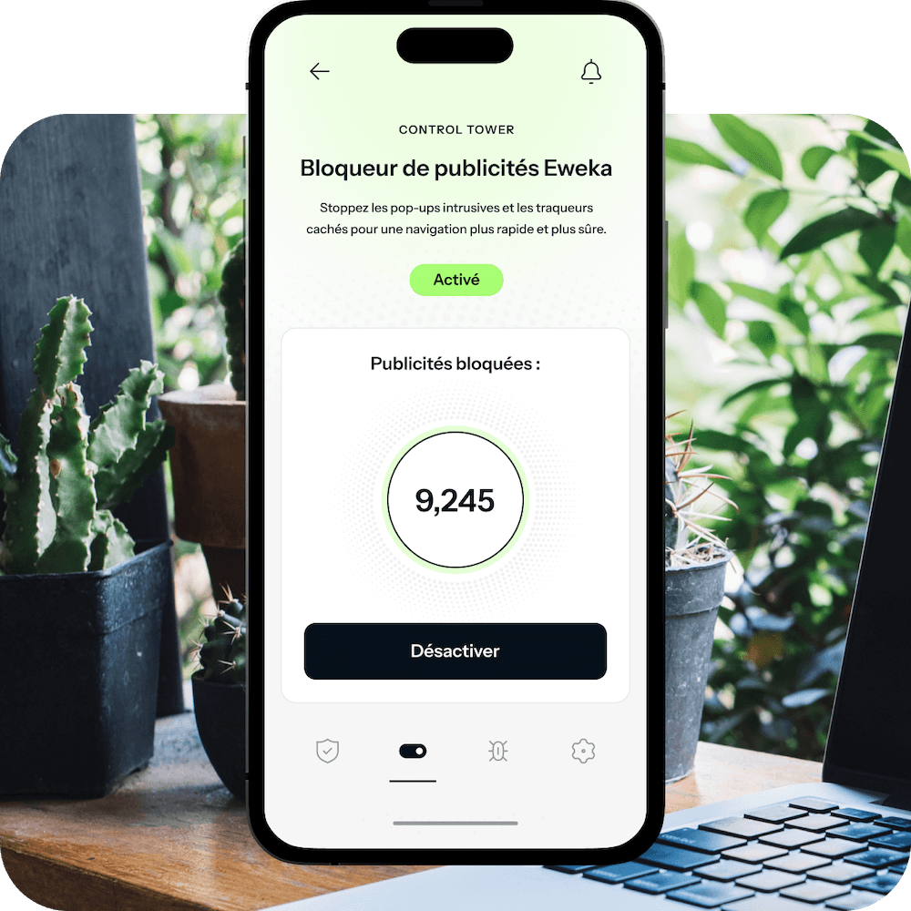Une image d’un iPhone près d’un bureau affichant l’outil Eweka Ad Blocker, activé sur l’appareil et ayant bloqué 9 245 menaces jusqu’à présent.