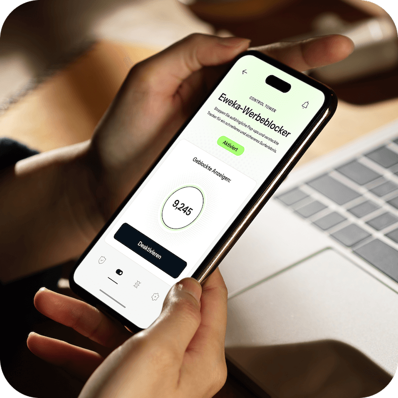 Ein Paar Hände hält ein geöffnetes iPhone vor einem Laptop, wobei das iPhone mit den Premium-Ad-Blocking-Einstellungen von Eweka verbunden ist, um zusätzlichen Schutz und Sicherheit zu bieten.